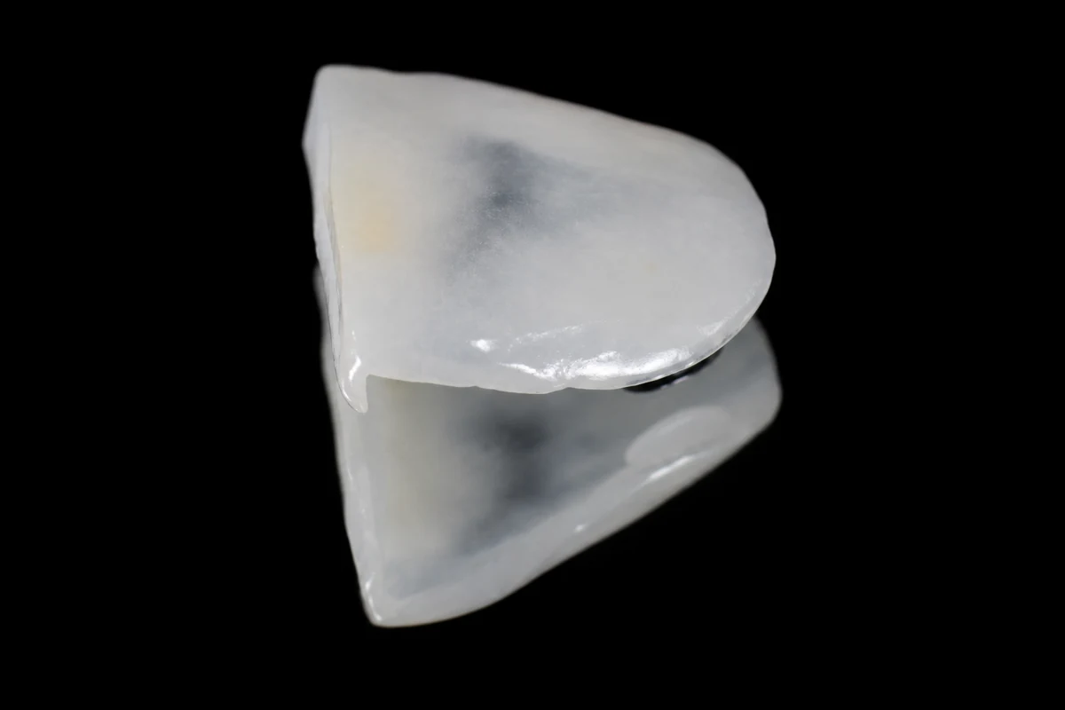 תקריב ערוך של ציפוי חרסינה בודד והשתקפותו